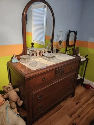 Cómoda y cajones Chester antiguos Foto 1 de 4