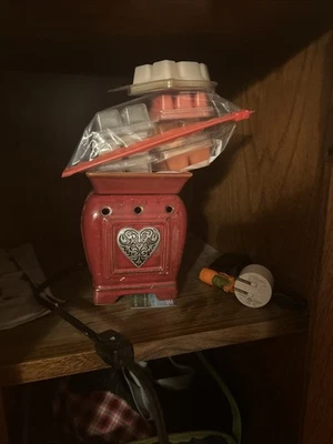 Calentador de cerámica Scentsy Heartfelt corazón rojo tamaño completo retirado San Valentín Foto 1 de 4