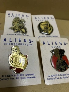 Juego de 4 insignias vintage de 2 pines Alien con montaje ## - Imagen 1 de 7