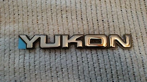 2000-2006 GMC YUKON 4X4 DOOR-LIFTGATE EMBLEM NAMEPLATE #15114053 FACTORY GM NOS - Picture 1 of 2