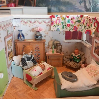 Alte 3-Raum-Puppenstube, Konvolut, Puppenstubenmöbel, Püppchen, Herd, Geschirr - Bild 1 von 4