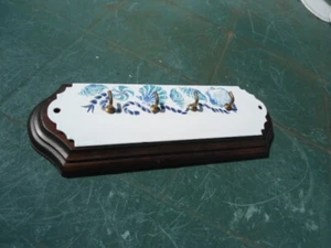 ACCROCHE TORCHON Haut de gamme EMAIL + BOIS MASSIF Coquillages EMAIL VERITABLE - Picture 1 of 1
