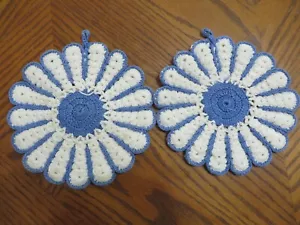2er Set gehäkelte Hot Pads/Untersetzer in blau & weißem Gänseblümchenmuster - Bild 1 von 2