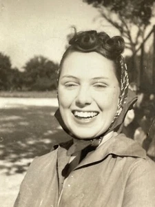 G3 Photograph Beautiful Woman Close Up POV Portrait 1950's Lovely Smile - Picture 1 of 3
