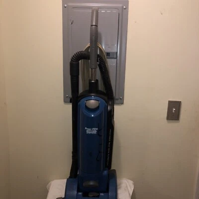 Powr-Flite Wide Track Bagless Upright HEPA Vacuum - 1-Gallon, Model# PF82HF - Imagem 1 de 4