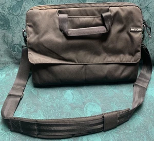 Borsa per laptop Incase 14 x 10" nera con tracolla regolabile imbottita imbottita - Foto 1 di 9