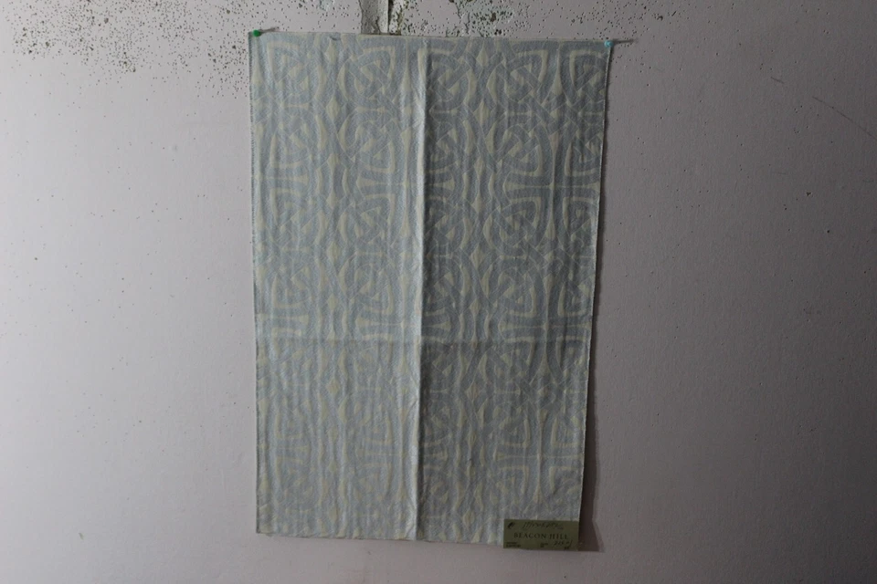 Beacon Hill, Pleated Iris, Woven Geometric Novelty, 17.50" W X 27" L, Color Ice Foto 1 de 1