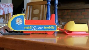 1971-73 Fisher-Price Play Family Mini Schneemobil #705 mit Rückenkutsche - Bild 1 von 6