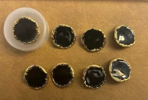 Botón de metal dorado con centro esmaltado negro con vástago 20 mm NUEVO - Imagen 1 de 3