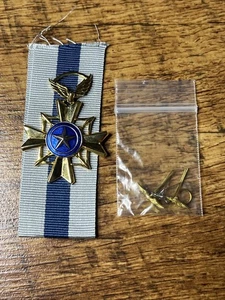 South Vietnamese Air Force Air Gallantry Cross Medal - Afbeelding 1 van 4
