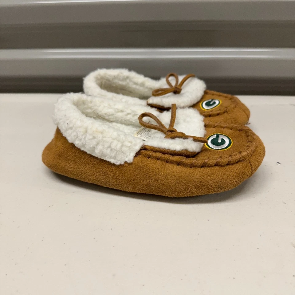 Zapatillas Mocasín Green Bay Packers Juveniles Medianas Marrón Sherpa Linned Bordadas Foto 1 de 4
