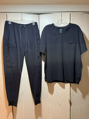 Juego exfoliante negro para hombre de Koi: grande, cuello en V, 73 % poliéster/22 % rayón/5 % spandex Foto 1 de 4