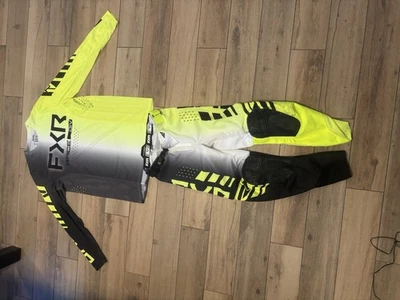 Conjunto combinado de jersey y pantalones de carreras FXR grande para hombre verde blanco y negro Foto 1 de 4