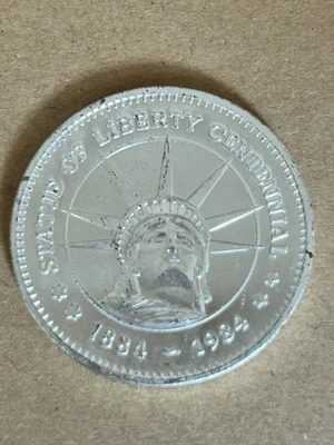 STATUE OF LIBERTY CENTENNIAL COIN 100 Anniversary SILVER PLATED 1884-1984 - Image 1 of 4