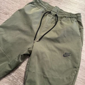 Nike Tech Jogger Mens Small Green Sportswear Woven Tech 26x28 Zip Commuter - Picture 1 of 13