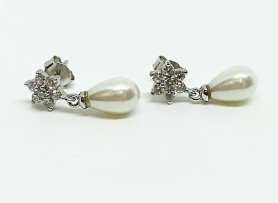 ORECCHINI IN ARGENTO 925 FIORE DI ZIRCONI CON PERLA A GOCCIA (STO0306) - Immagine 1 di 4