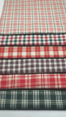 Lote de chatarra de tela de edredón de trapo de colección a cuadros rojos verdes primitivos de Navidad Foto 1 de 2