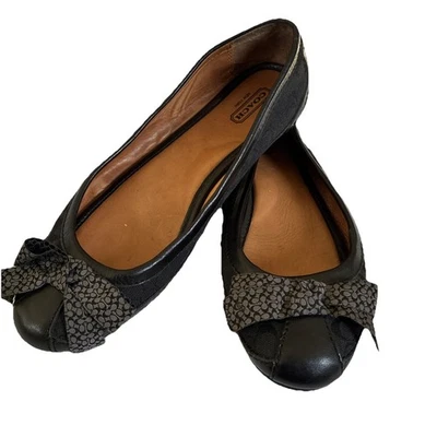 Arcos grises Coach Saundra Ballet punta redonda plana negros con logotipo Foto 1 de 4