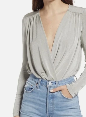 Free People 亲密女式银色 V 领长袖转盘紧身衣 M 码 — 第 1/4 张图片