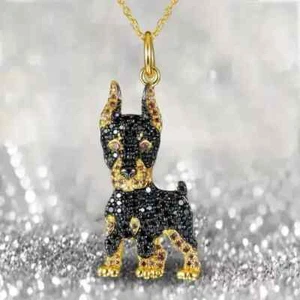 Colgante Doberman de diamantes de corte redondo de 1,50 quilates enchapado en oro amarillo de 14 k - Imagen 1 de 4