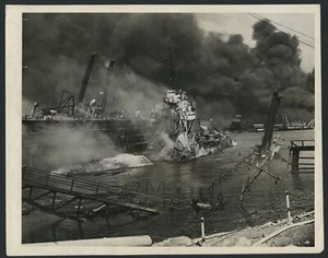 1941 Pearl Harbor, "USS Shaw Ablaze in the Hawaiian Sea" Potente foto militar - Imagen 1 de 2
