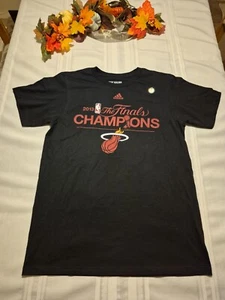New Adidas Miami Heat 2013 NBA Champions T Shirt Mens M Black Full Roster - Picture 1 of 8