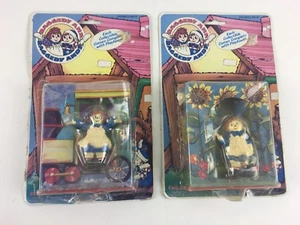 Lote De Colección De 2 Figuras Raggedy Ann Muñecas Con Casa De Juegos 1988 Juguete Tara Nuevo En Paquete  - Imagen 1 de 7