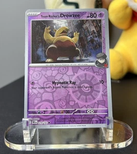 Team Rocket's Drowzee (Reverse Holo) - 079/182 - Destined Rivals - Casi nuevo/Muy nuevo - Pokémon - Imagen 1 de 6