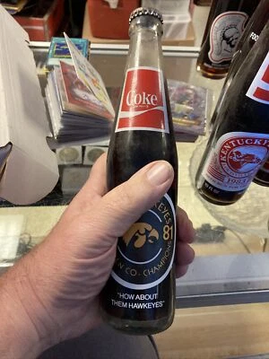 BIG TEN CONFERENCE CHAMPIONS 1981 IOWA HAWKEYES ROSE BOWL 82 BOTELLA DE COCA COLA Foto 1 de 4