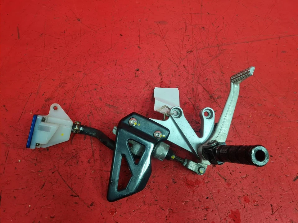 2002 SUZUKI GSXR 600 K2 RIGHT FRONT FOOT REST - Imagem 1 de 4