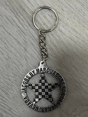 MARC JACOBS Las Vegas Logo Llavero Lazo ESTRELLA A CUADROS Foto 1 de 2