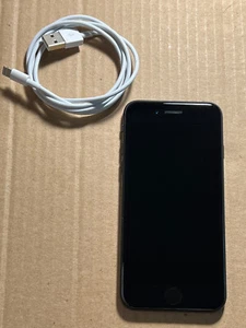 Apple iPhone SE 2nd Gen - 64GB - Black Unlocked A2275 (CDMA + GSM) - Afbeelding 1 van 10