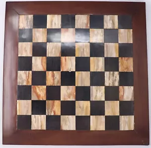 Set scacchi pietrificato con tavola di legno - Foto 1 di 3