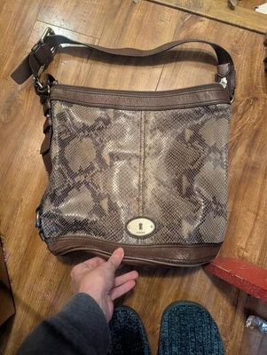 Bolsa de ombro feminina Fossil pele de cobra marrom  - Imagem 1 de 4