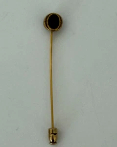 Prendedor de palo vintage tono dorado con acento de piedra ovalada roja oscura - Imagen 1 de 4