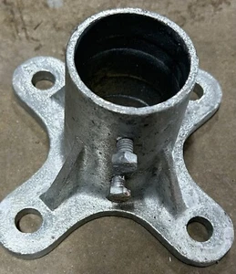 Poste de valla de eslabones de cadena 2 1/2" brida de piso brida de tubo poste de valla galvanizado - Imagen 1 de 2