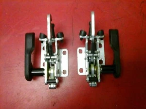 PAR DE PESTILLOS DE BLOQUEO DE TECHO DURO RETRÁCTIL VAUXHALL TIGRA B 93164532 93164533 - Imagen 1 de 1