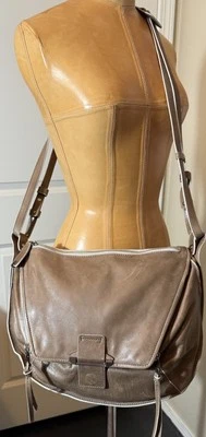 Cartera bandolera descuidada de cuero gris de 8 bolsillos Kooba Foto 1 de 4