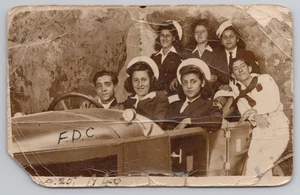 Postal RPPC WAVE y marinero en coche de estudio Segunda Guerra Mundial era c1940 - Imagen 1 de 2