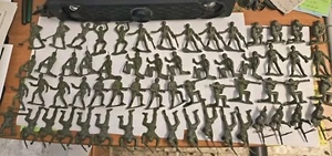 LOTTO 60 SOLDATINI CLONI TIM-MEE TOYS Fanteria Americana - Variante A Scala 1/32 - Foto 1 di 5