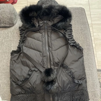 Chaleco negro acolchado Betsey Johnson con capucha recortada de piel sintética ojales talla L Foto 1 de 4