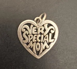 Dije de corazón de mamá muy especial de plata de ley: firmado James Avery - Imagen 1 de 3