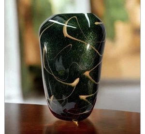 Eine dunkelgrüne Kunstglasvase mit wirbelndem goldenem Dekor. - Bild 1 von 8