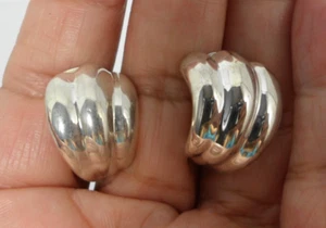 Art Deco Shell Earrings Silver Tone Fan Feather Clip On Granny Core Vintage 5/8" - Picture 1 of 4