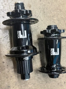 Juego de bujes Factor 601/602SB 28 orificios Boost negro - Microspline - Imagen 1 de 3