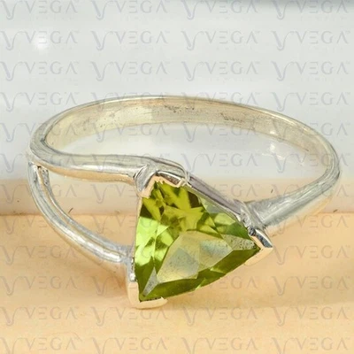 Anillo de boda solitario de peridoto natural de corte de 3,00 billones de quilates chapado en oro blanco de 18 quilates Foto 1 de 4