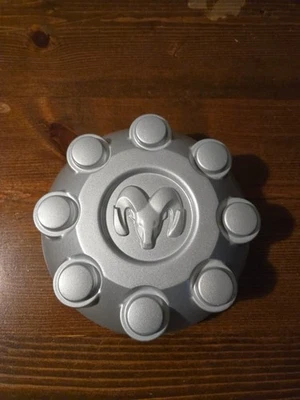 Оригинальный серебристый центральный колпак для Dodge Ram 2500/3500 2003-2013 годов выпуска No 52121450AD - Изображение 1 из 3