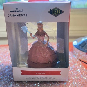 ¡NUEVO! 2024 Wicked Glinda, Good Witch Sello Árbol de Navidad Adorno Universal - Imagen 1 de 6