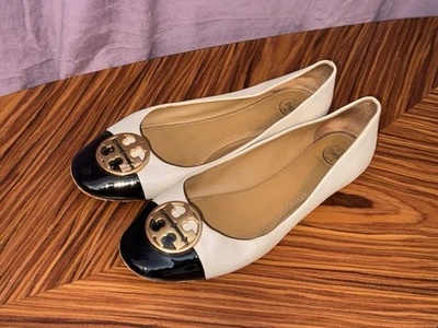 Puntera plana Tory Burch para mujer color crema y negro con logotipo talla 9 Foto 1 de 4