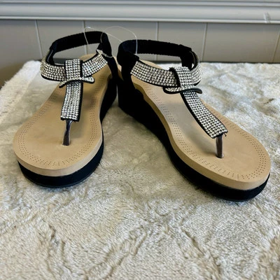 Sandalias Forever Talla 6.5 Negras y Plateadas Tanga Cuña Baja Zapatos Nuevos sin Etiquetas Foto 1 de 4